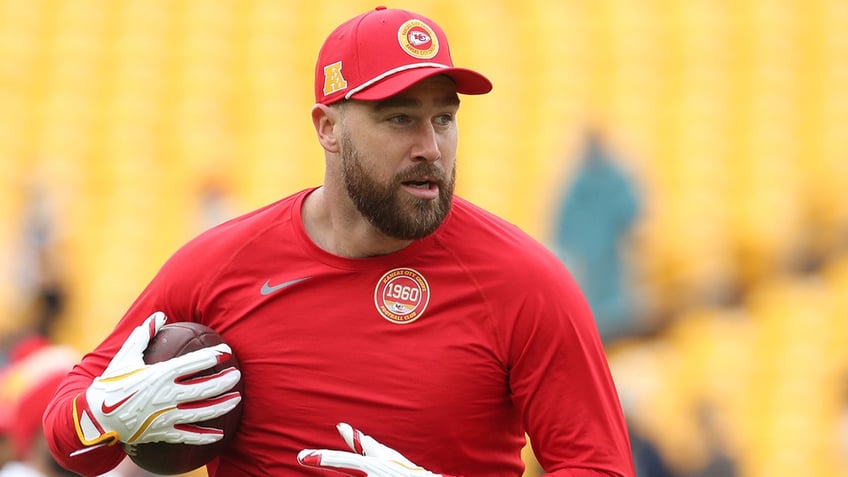 Travis Kelce warms up