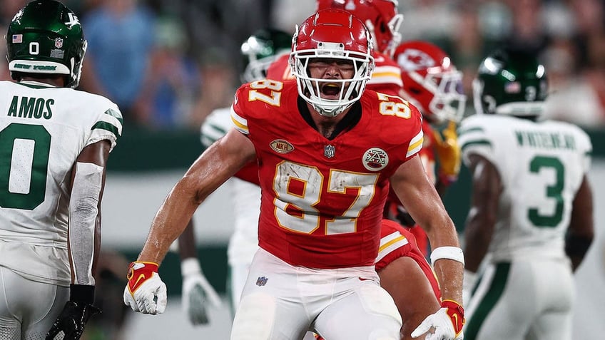 travis kelce responds to aaron rodgers covid 19 vaccine dig mr pfizer vs the johnson and johnson family