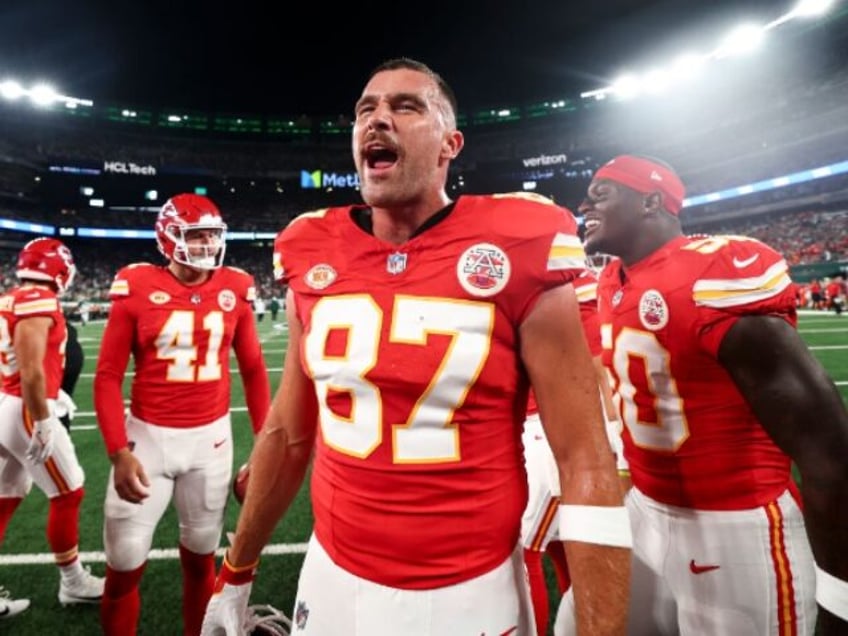 travis kelce responds to aaron rodgers says hes 1000 comfortable being called mrpfizer