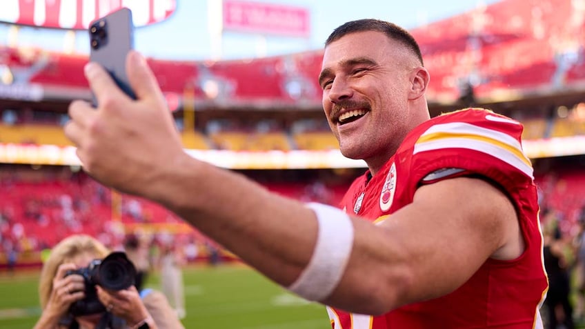 travis kelce says taylor swift hype hasnt affected focus on football check myself and my ego at the door