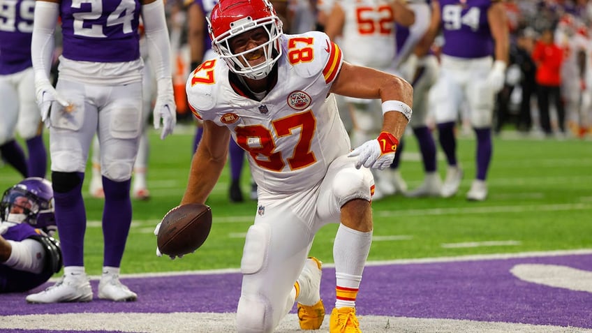 travis kelce shakes off injury to score td in chiefs win sans taylor swift