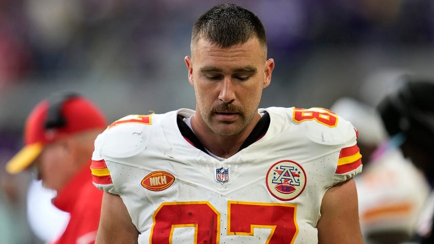 travis kelce shakes off injury to score td in chiefs win sans taylor swift