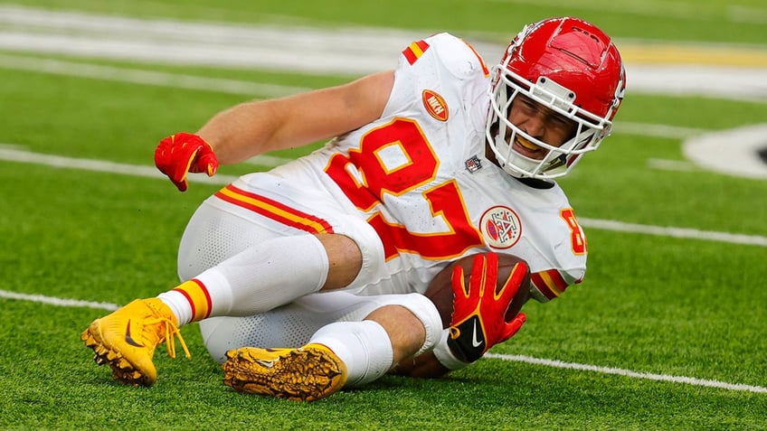 travis kelce shakes off injury to score td in chiefs win sans taylor swift