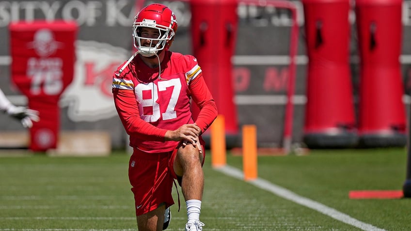 Travis Kelce stretches