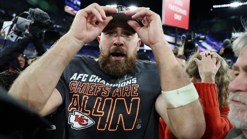 Travis Kelce celebrates