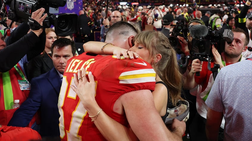 Travis Kelce hugs Taylor Swift