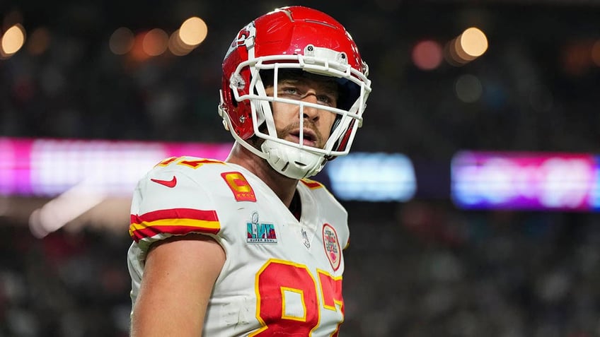 travis kelce to sit out chiefs season opener after knee injury reports