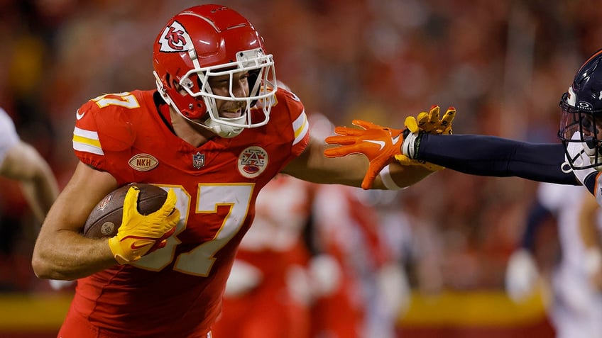 travis kelces big day helps chiefs win streak extend to 5 broncos woes continue