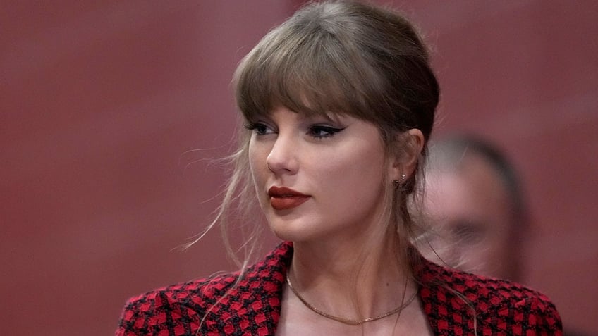 Taylor Swift looks on