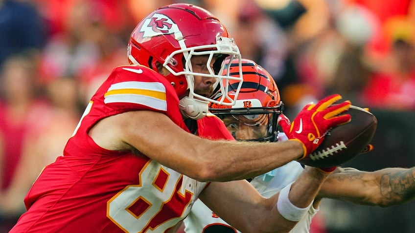 Travis Kelce catches a pass