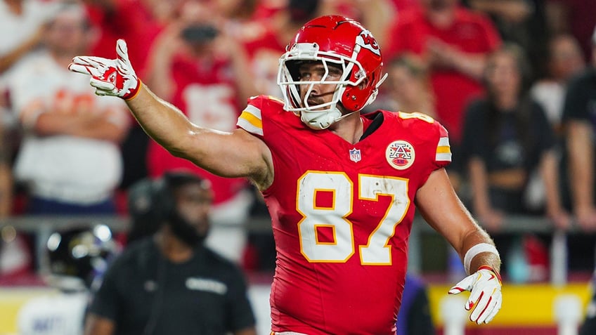 Travis Kelce points