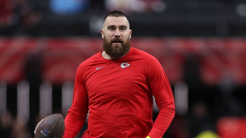 Travis Kelce warms up