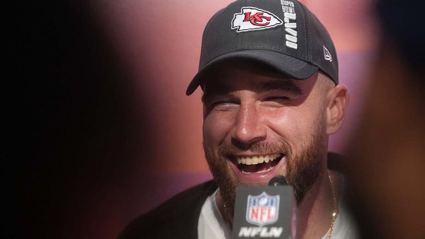 travis kelces white house mic moment resurfaces as chiefs arrive for jets game