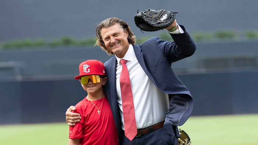 Trevor Hoffman poses with kid