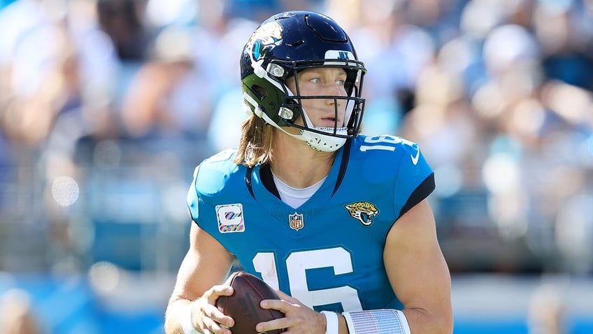 Trevor Lawrence drops back