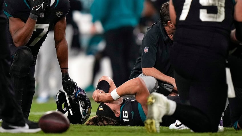 trevor lawrences wife marissa shares kind messages from fans after qbs ankle injury