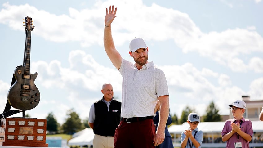 Grayson Murray waves to fans