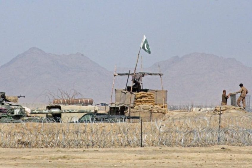 troops clash with hundreds of pakistan taliban near afghan border