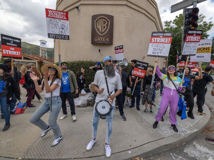 tropical storm hilary rains out striking hollywood actors picket locations suspended in los angeles