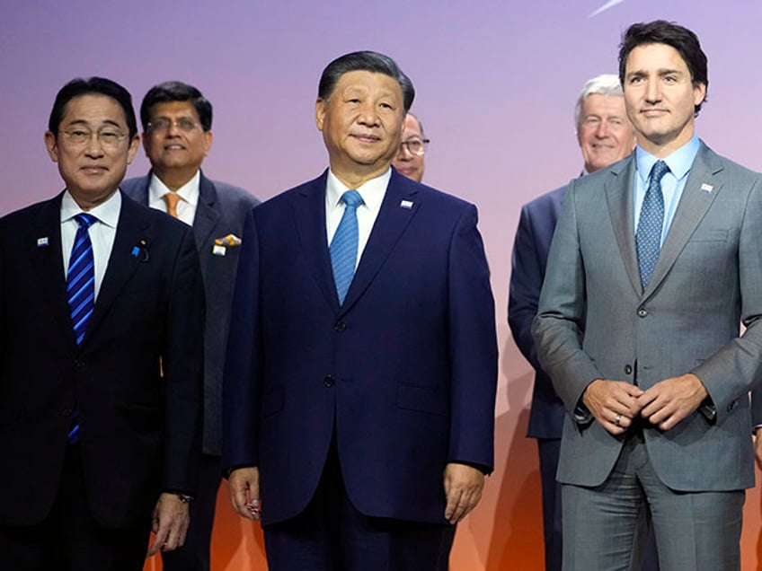 Japan's Prime Minister Fumio Kishida, Chinese President Xi Jinping and Canada's Prime Minister Justin Trudeau poses for a family photo at the annual Asia-Pacific Economic Cooperation summit, Thursday, Nov. 16, 2023, in San Francisco. (AP Photo/Godofredo A. Vásquez)