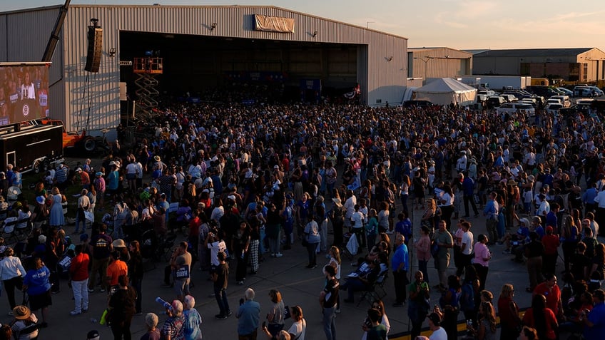 Harris campaign crowd