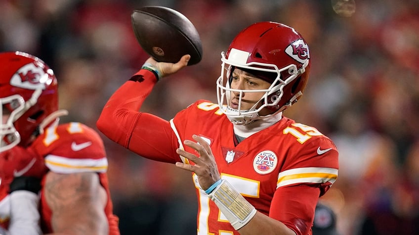 Patrick MAhomes throwing pass