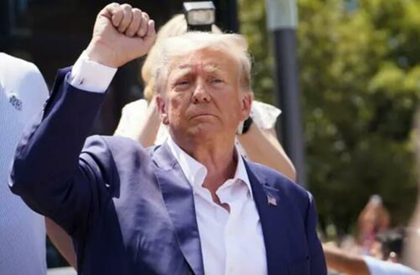 trump flies into iowa fair to scramble desantis 2024 campaign