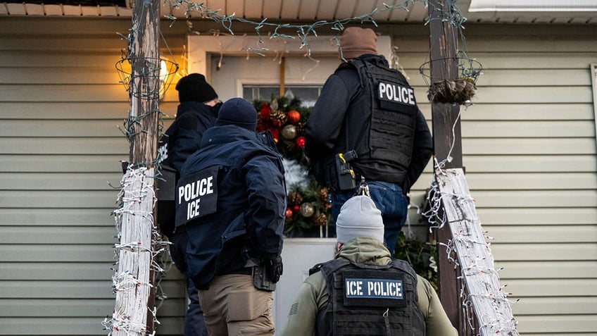 ICE agents knock on Chicago door