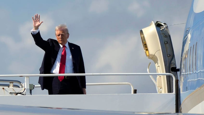 Donald Trump enters Air Force One