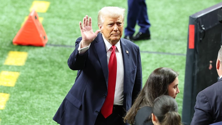 Donald Trump waves to crowd