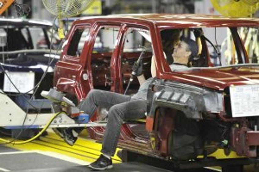 Trump signs executive order to lessen tariff burden on auto industry