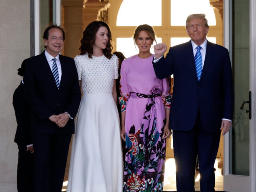 PALM BEACH, FLORIDA - APRIL 06: Republican presidential candidate and former US President