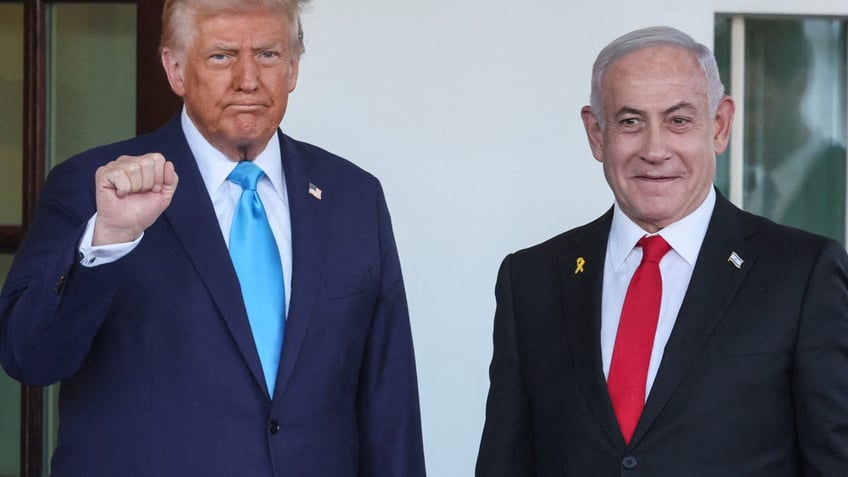 U.S. President Donald Trump welcomes Israeli Prime Minister Benjamin Netanyahu at the entrance of the White House in Washington, U.S., February 4, 2025. REUTERS/Leah Millis      TPX IMAGES OF THE DAY