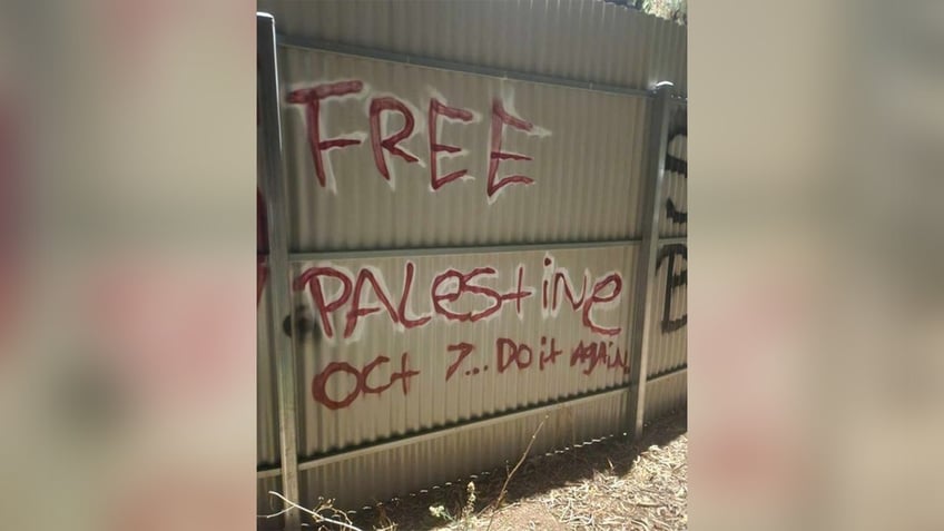 Free Palestine grafitti