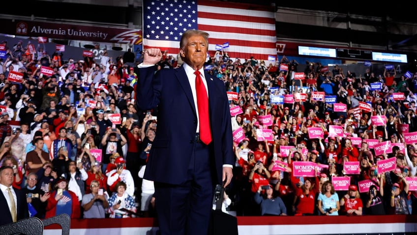 Donald Trump pumping fist at rally