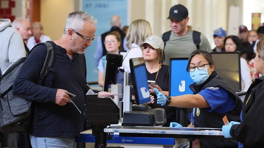 TSA Agent Shoes Off