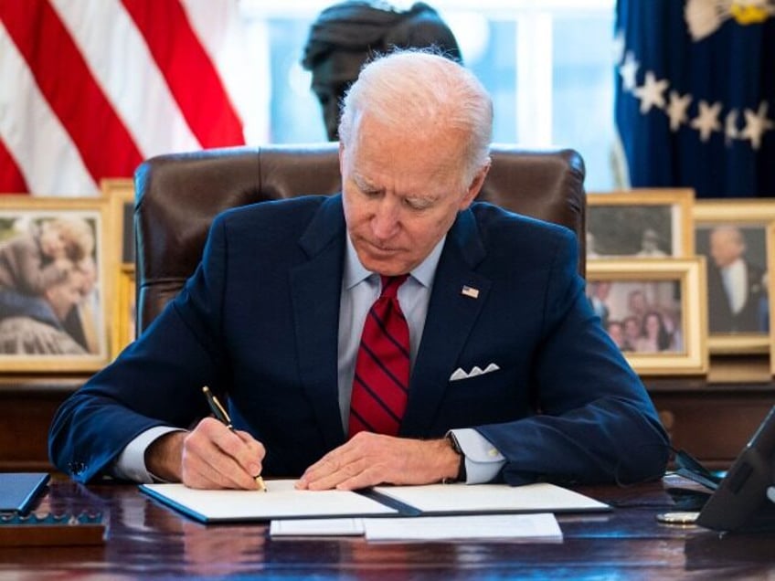 tucker carlson reveals joe biden sent an endearing thank you letter to devon archer