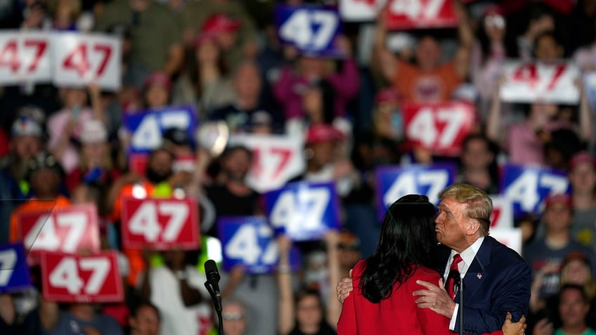 Trump kisses Gabbard at rally