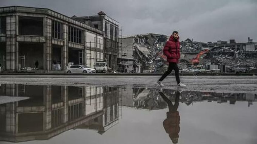 turkey earthquake one year on survivors still living in tent container cities amid govt infighting