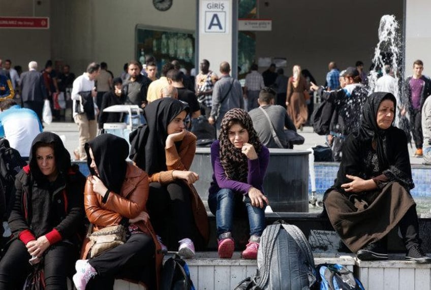 turkey to grant 300000 syrians citizenship
