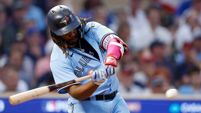 twins break historic playoff losing streak with game 1 win over blue jays in wild card series