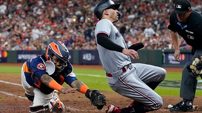 twins carlos correa helps tie alds with epic performance over former team