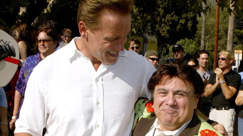 Arnold Schwarzenegger and Danny DeVito in 2004