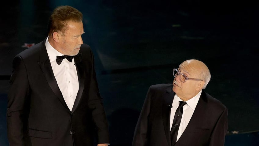 Arnold Schwarzenegger and Danny DeVito t the Oscars