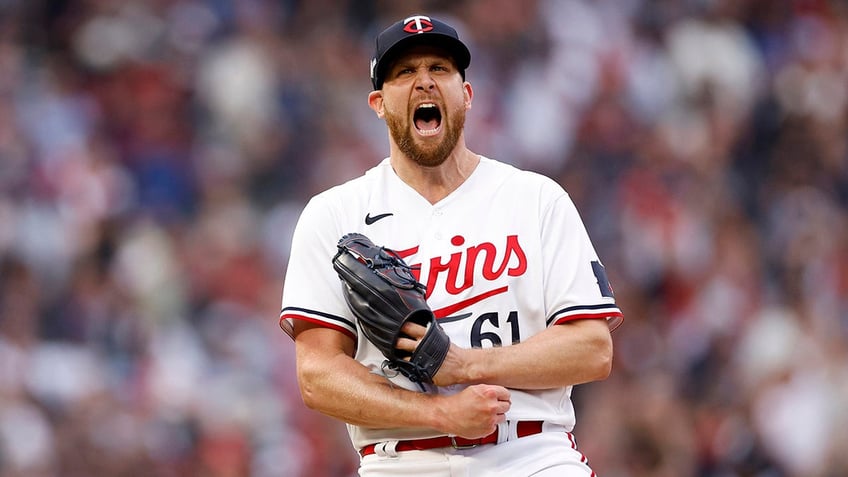 twins win first postseason series in 21 years sweep blue jays in wild card round