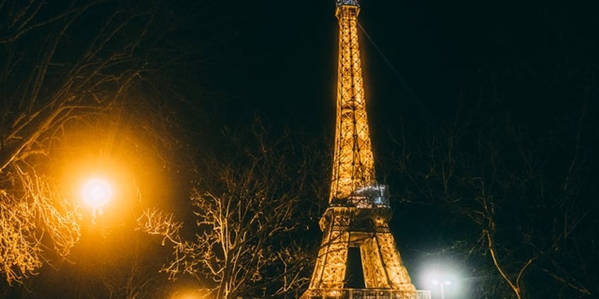 two drunk american tourists spend night in eiffel tower report