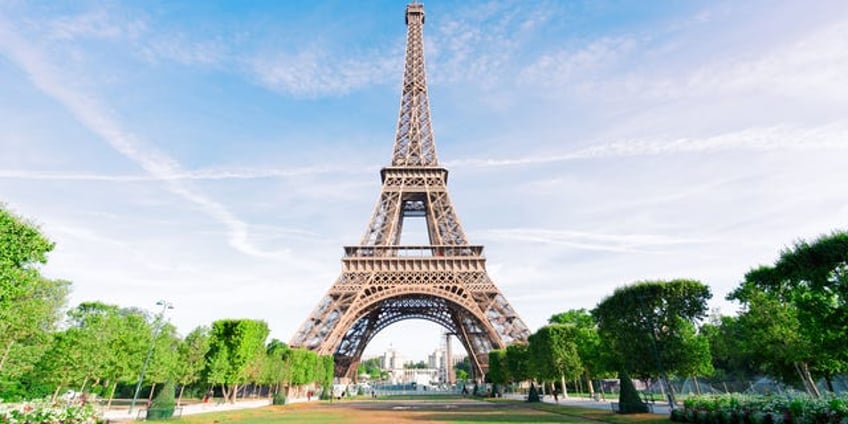 two drunk american tourists spend night in eiffel tower report