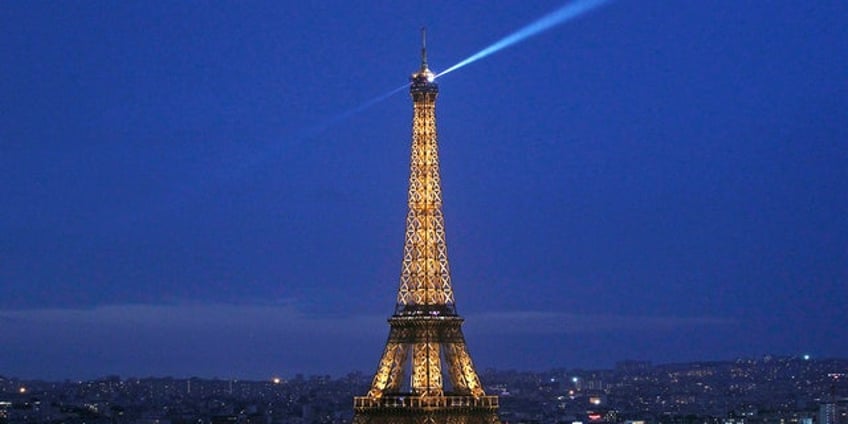 two drunk american tourists spend night in eiffel tower report