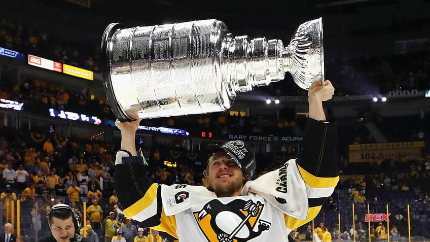 two time stanley cup champion retires after 11 seasons in the nhl over severe eye injury