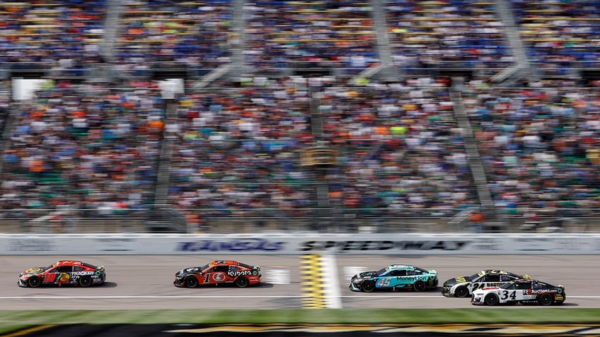 tyler reddick takes advantage of late caution to pick up critical win at kansas